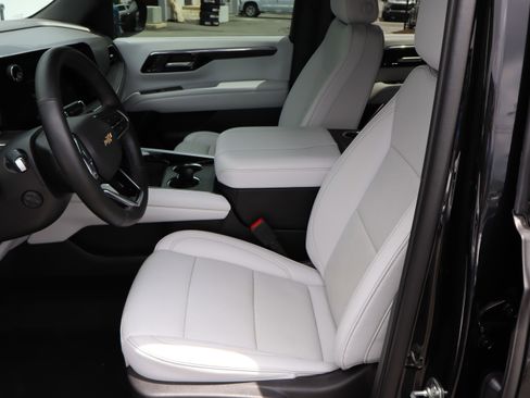 Used 2025 Chevrolet Tahoe Premier AWD/4WD image 18