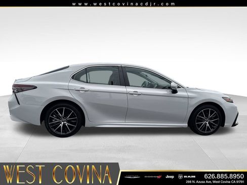 Used 2024 Toyota Camry SE FWD image 11
