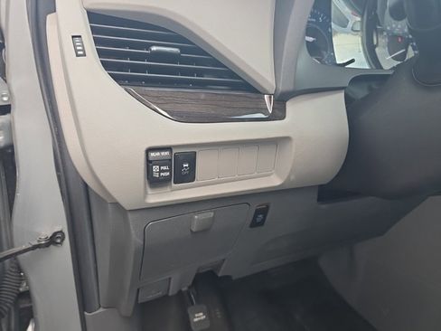 Used 2020 Toyota Sienna XLE image 18