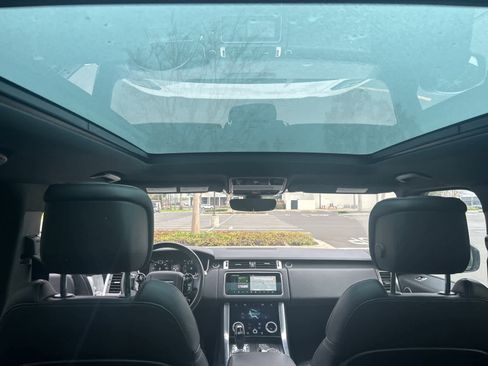 Used 2018 Land Rover Range Rover Sport SE image 34