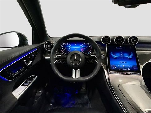 Used 2025 Mercedes-Benz GLC 300 4MATIC image 23