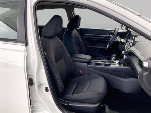 Certified 2025 Nissan Altima 2.5 SV FWD image 9