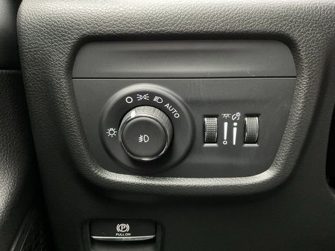 Used 2025 Jeep Grand Cherokee Limited image 21