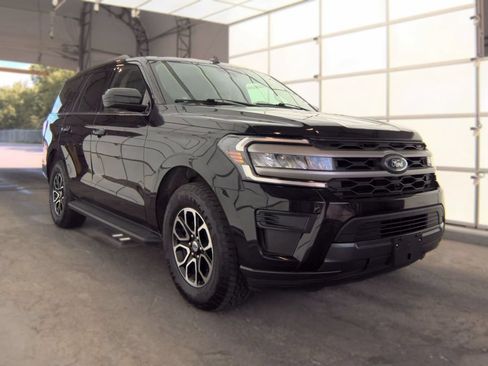 Used 2024 Ford Expedition XLT AWD/4WD image 3