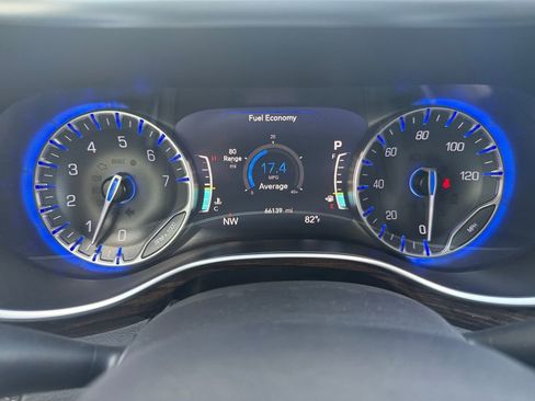 Used 2023 Chrysler Pacifica Limited image 16