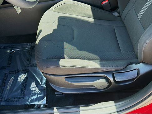 Used 2025 Hyundai Elantra SE image 15