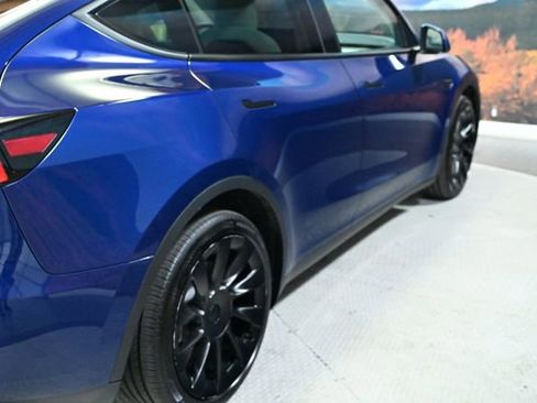 Used 2021 Tesla Model Y Long Range image 8