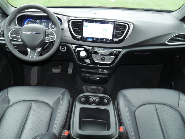 Used 2025 Chrysler Pacifica Select FWD image 6