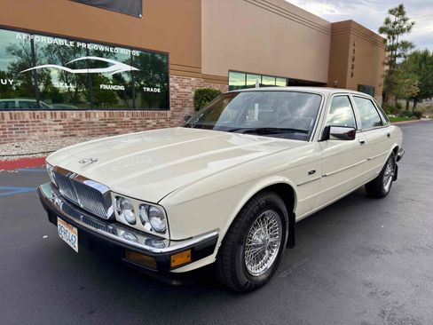 Used 1988 Jaguar XJ6 image 4