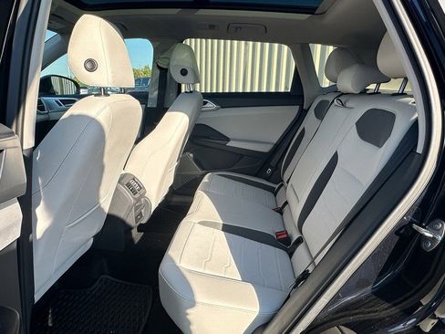 Used 2025 Volkswagen Taos SE w/ Panoramic Sunroof Package image 10