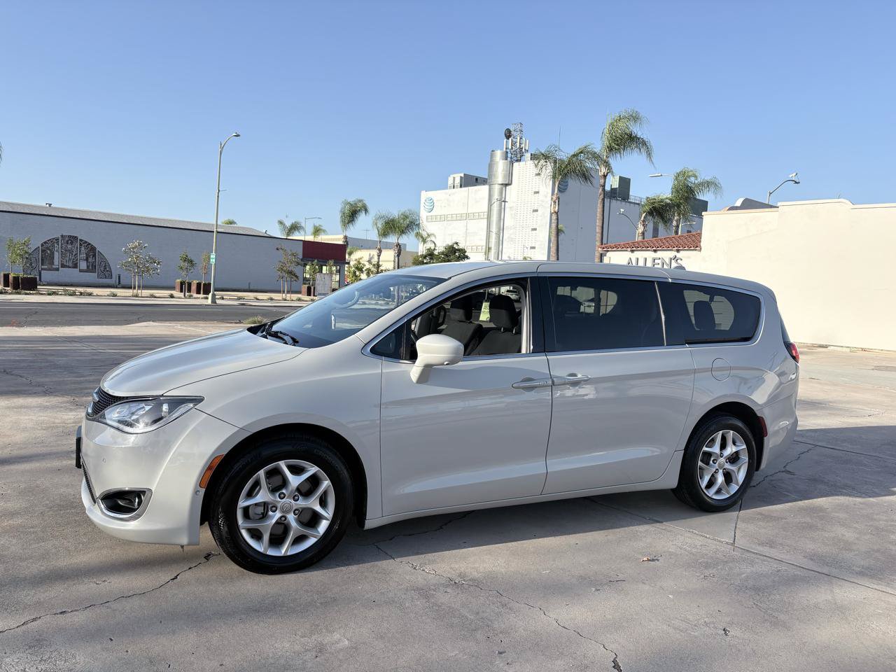 Used 2020 Chrysler Pacifica Touring w/ Tire & Wheel Group FWD image 4