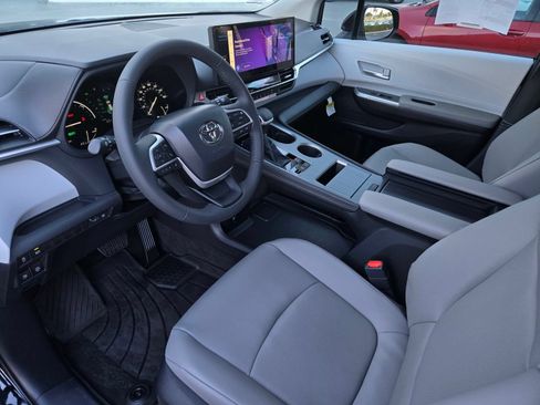 Certified 2026 Toyota Sienna XLE FWD image 8