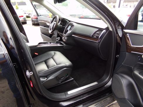 Used 2016 Volvo XC90 T6 Momentum w/ Momentum Plus Package image 28
