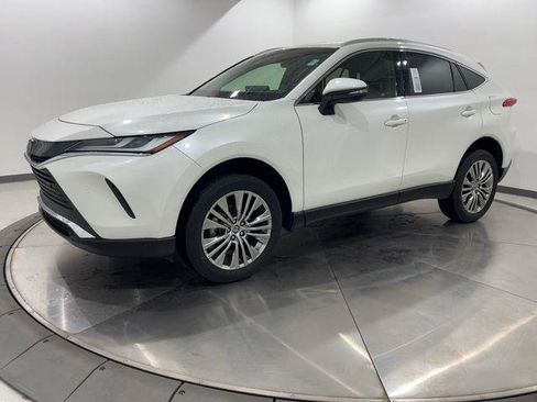 Certified 2022 Toyota Venza XLE image 1