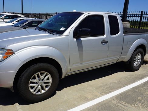 Used 2015 Nissan Frontier SV RWD image 5