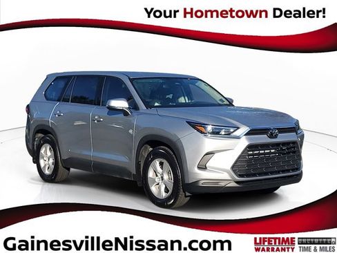 Used 2025 Toyota Grand Highlander LE image 1