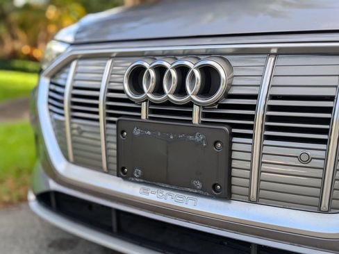 Used 2021 Audi e-tron Premium w/ Towing Package image 83