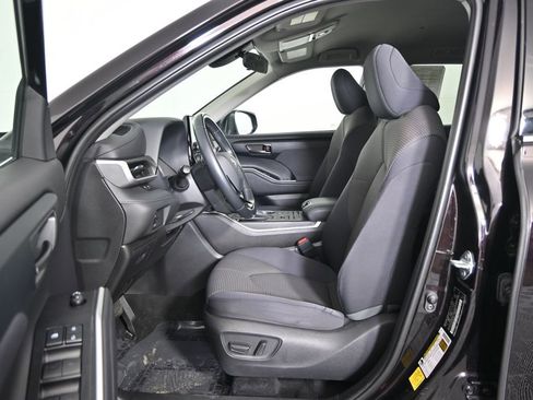 Used 2020 Toyota Highlander LE AWD/4WD image 21