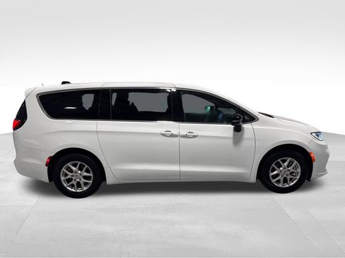 Used 2025 Chrysler Pacifica Select FWD image 51