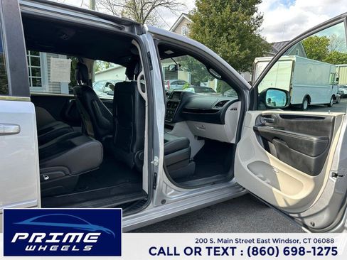 Used 2017 Dodge Grand Caravan SXT image 11