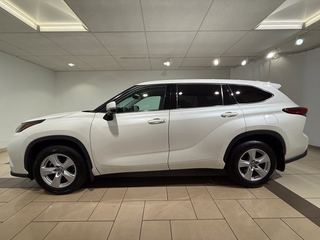 Used 2021 Toyota Highlander LE AWD/4WD image 2