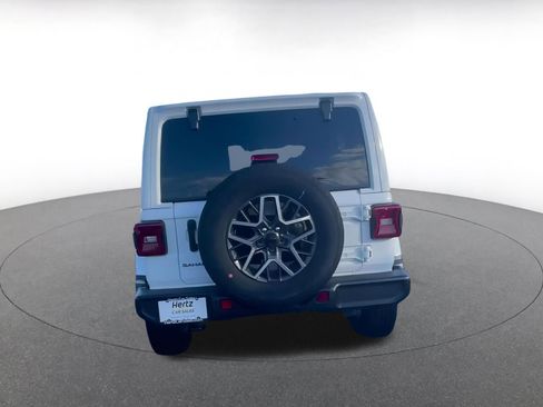 Used 2025 Jeep Wrangler Sahara image 12