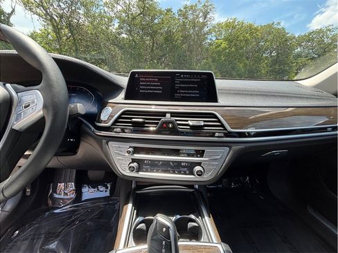 Used 2022 BMW 740i xDrive w/ Premium Package AWD/4WD image 11