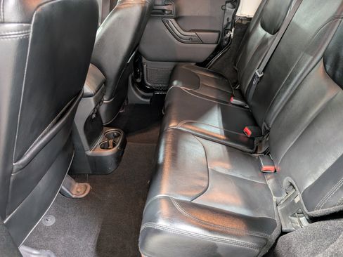 Used 2017 Jeep Wrangler Unlimited Sahara AWD/4WD image 12