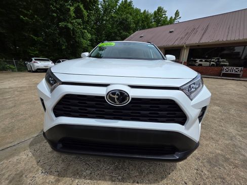 Used 2021 Toyota RAV4 XLE w/ Convenience Package FWD image 2