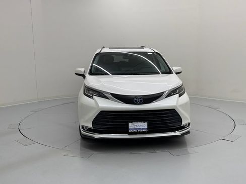 Used 2021 Toyota Sienna XLE w/ XLE Plus Package FWD image 8