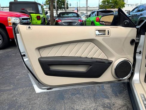Used 2010 Ford Mustang Convertible RWD image 21