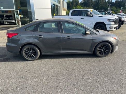 Used 2017 Ford Focus SE FWD image 2