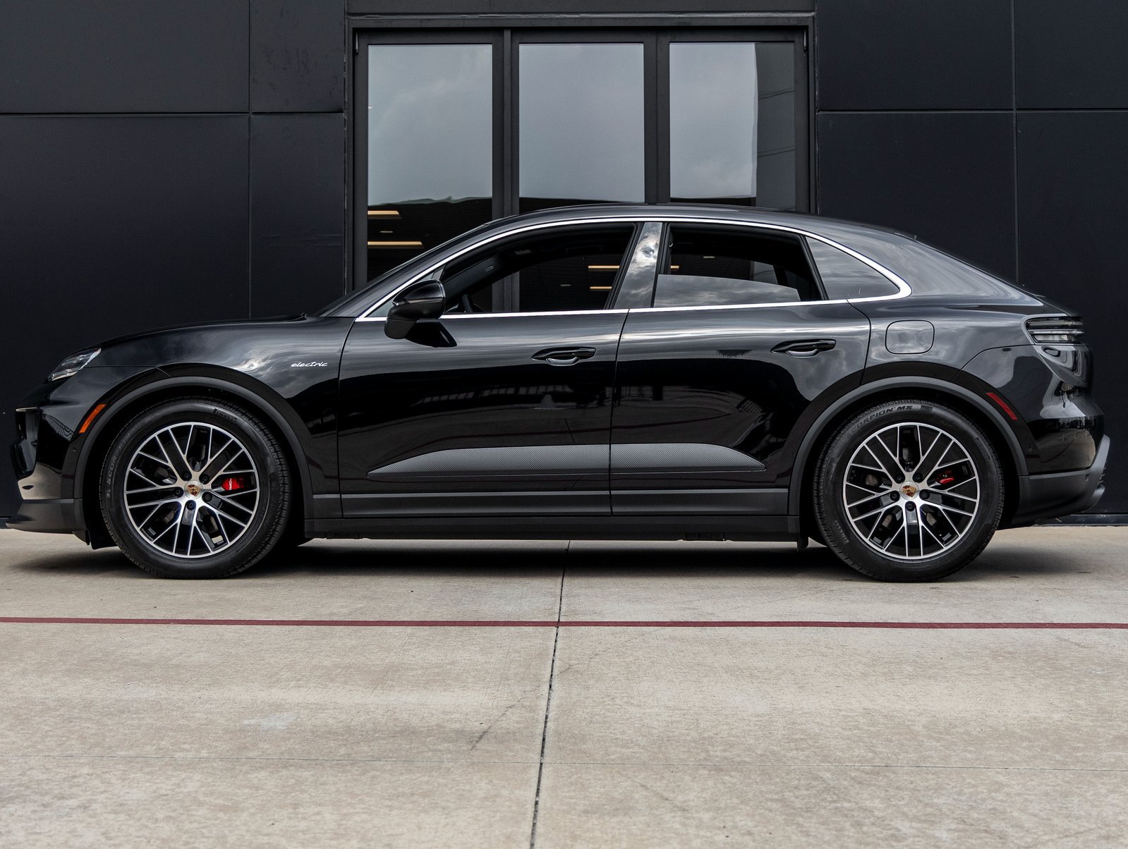 Certified 2025 Porsche Macan 4S Electric AWD/4WD image 2