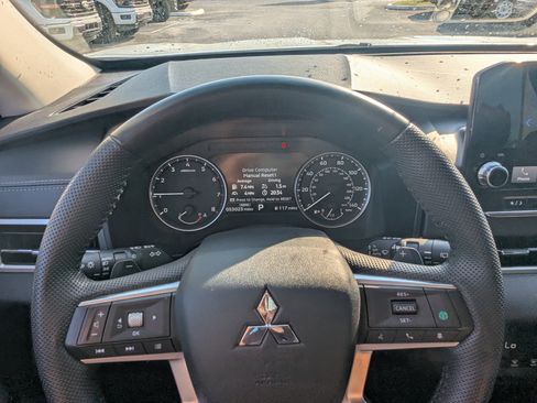 Used 2023 Mitsubishi Outlander SE image 60