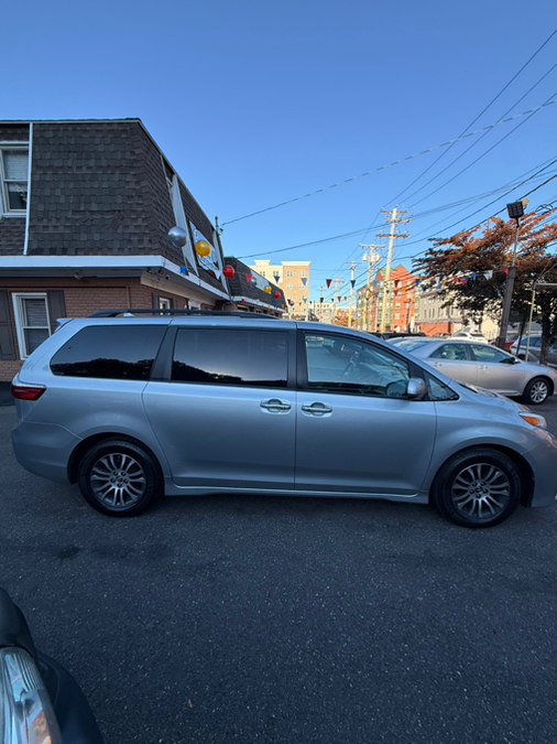 Used 2019 Toyota Sienna XLE FWD image 4