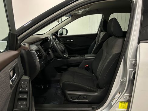 Used 2021 Nissan Rogue SV image 4