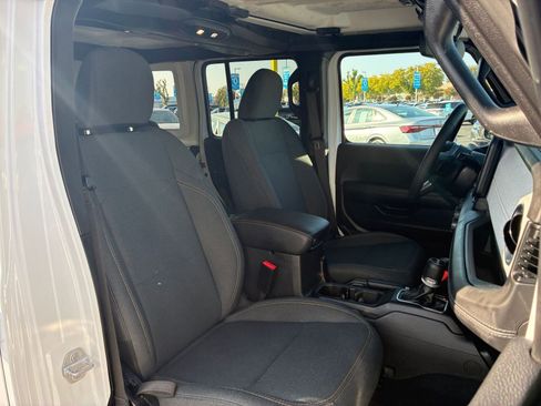 Used 2025 Jeep Wrangler Sahara image 35