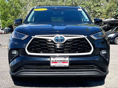 Used 2023 Toyota Highlander XLE image 3