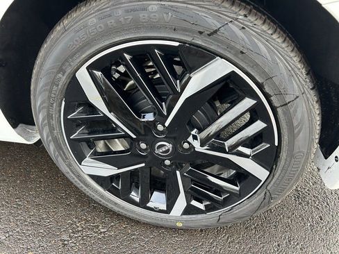 New 2025 Nissan Versa SR w/ Trunk Package image 8