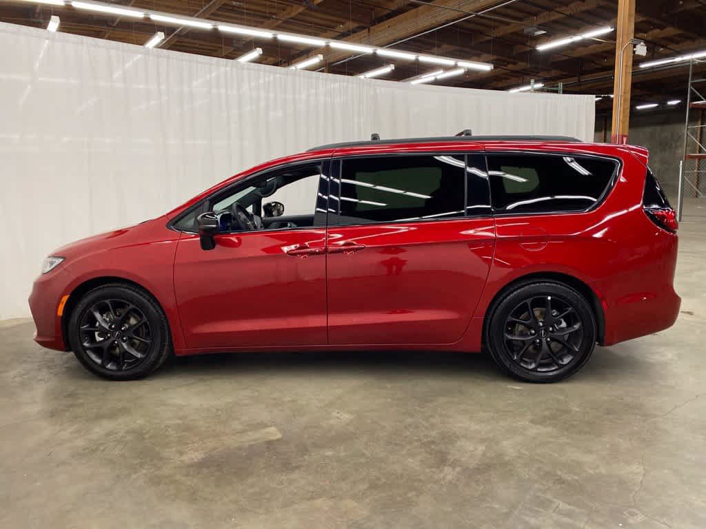 Used 2025 Chrysler Pacifica Limited FWD image 3