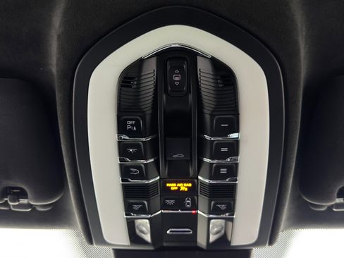 Used 2017 Porsche Cayenne Turbo image 33