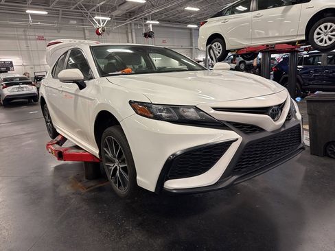 Used 2023 Toyota Camry SE image 14