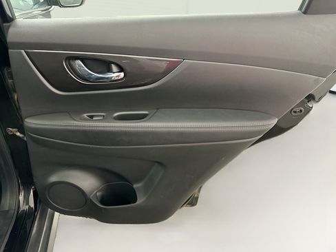 Used 2018 Nissan Rogue S AWD/4WD image 30