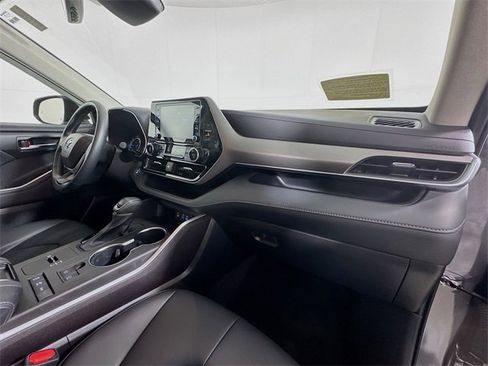 Used 2022 Toyota Highlander XLE image 35