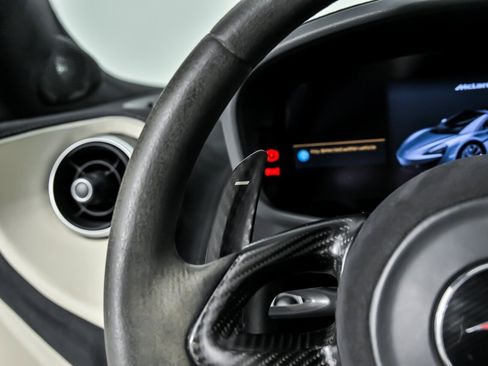 Used 2018 McLaren 570S Spider image 31