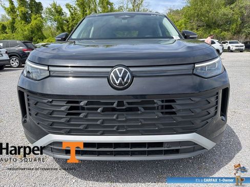 Used 2025 Volkswagen Tiguan SE w/ Panoramic Sunroof Package image 8