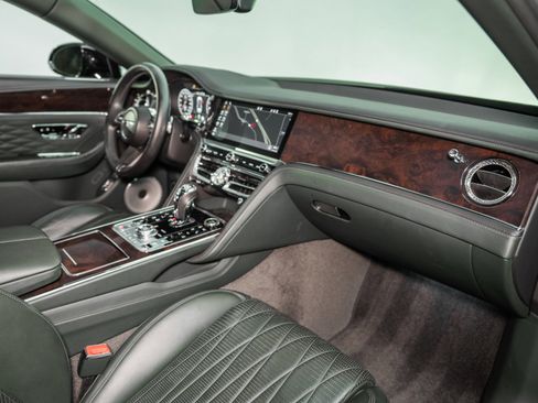 Certified 2022 Bentley Flying Spur V8 image 4