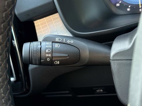 Used 2024 Volvo XC40 B5 Core image 10