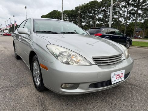 Used 2004 Lexus ES 330 w/ Premium Pkg FWD image 2