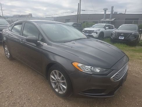 Used 2017 Ford Fusion SE w/ Fusion SE Technology Package FWD image 4